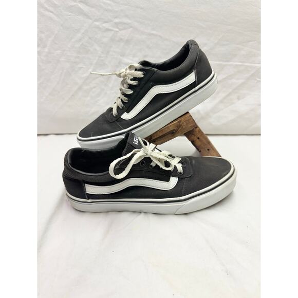VANS Shoes - VANS Off The Wall sneakers Women’s size 9
Black & White low top Canvas Skate